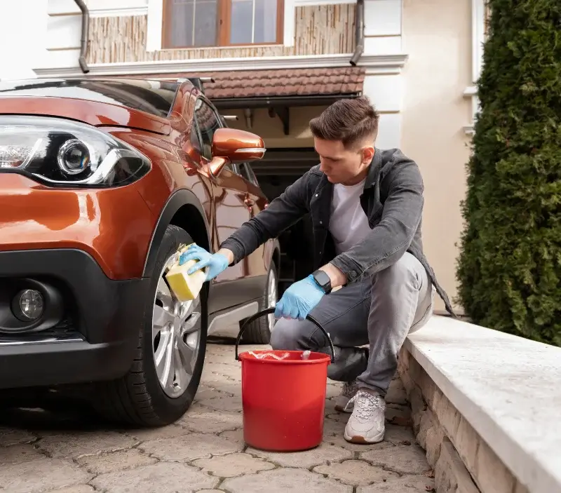 Lavage auto à domicile Corent : professionnel intervenant sur un véhicule